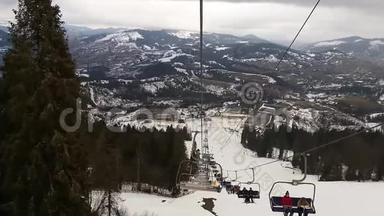 滑雪场滑雪者在山上的索道。 主席。 人们在滑雪场爬上电梯。 滑雪和滑雪板